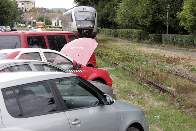 Veszélyes és tilos itt parkolni, mégis sok az autó