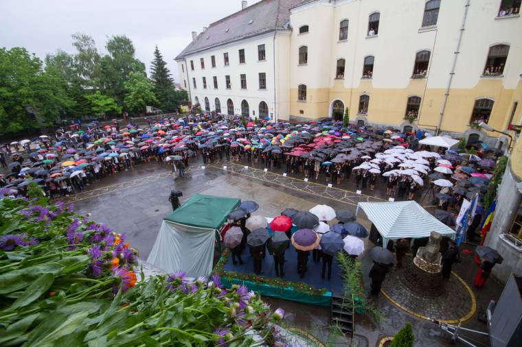 Közel háromszázan ballagtak a vásárhelyi magyar középiskolákban