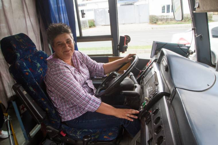 Hölgy a kormánykeréknél