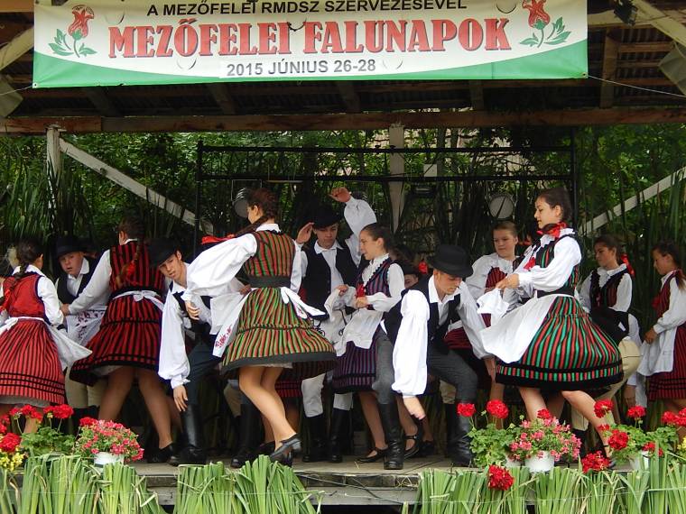 Ünnepelnek Mezőfelében