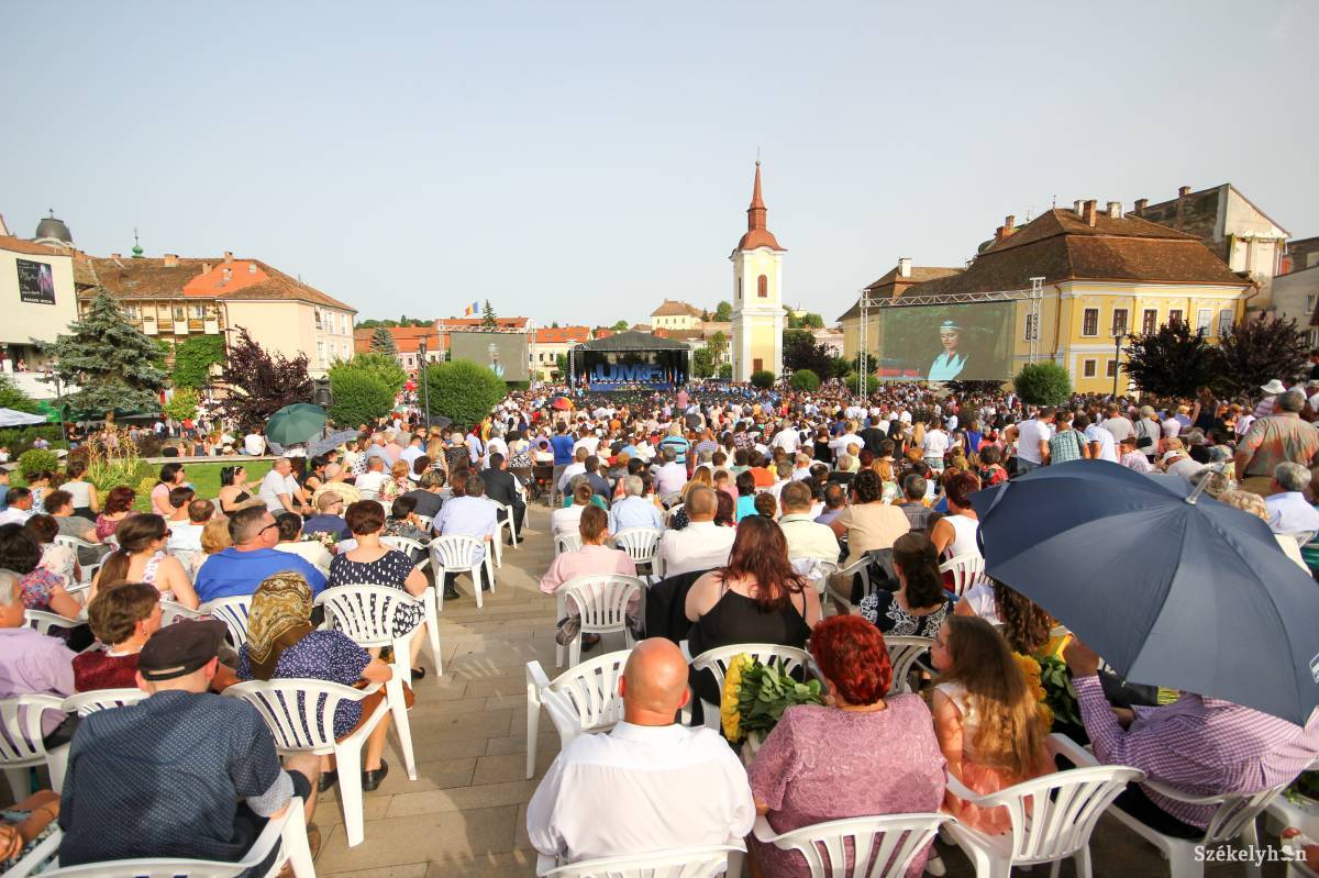 Az orvosisok június 9-én a Színház téren vesznek búcsút az egyetemi évektől •  Fotó: Boda L. Gergely