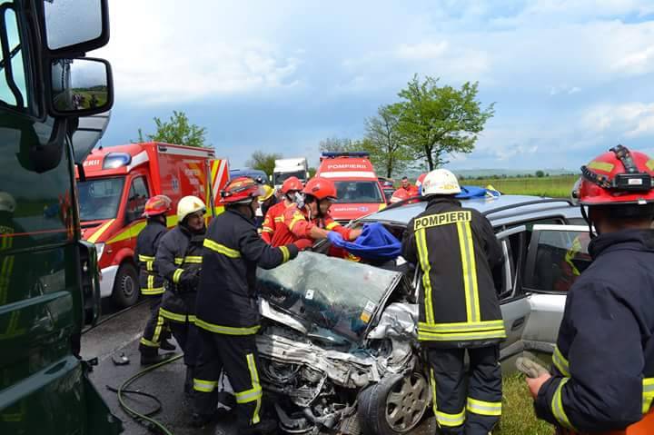 Ketten életüket vesztették egy közúti balesetben
