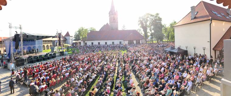 Vásárhelyi Koncz Zsuzsa-koncert kampánykontextusban
