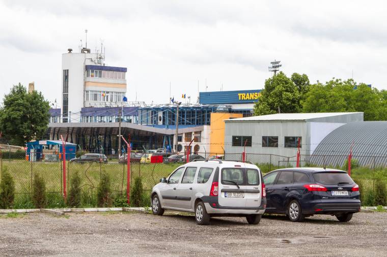 Nem pályázhatta meg korábbi reptéri állását, perelni fog