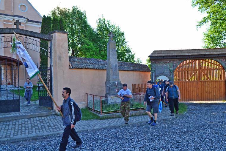 135 kilométer gyalogosan – elindultak a nyárádremetei zarándokok Csíksomlyóra
