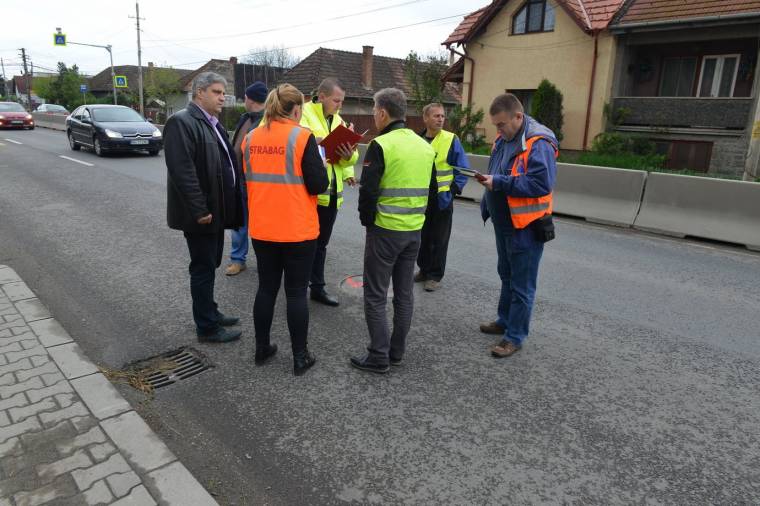 Kicserélik az aknafedeleket Marosszentgyörgyön