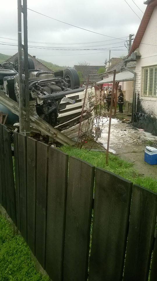 Aszfaltszállító tartálykocsi borult fel