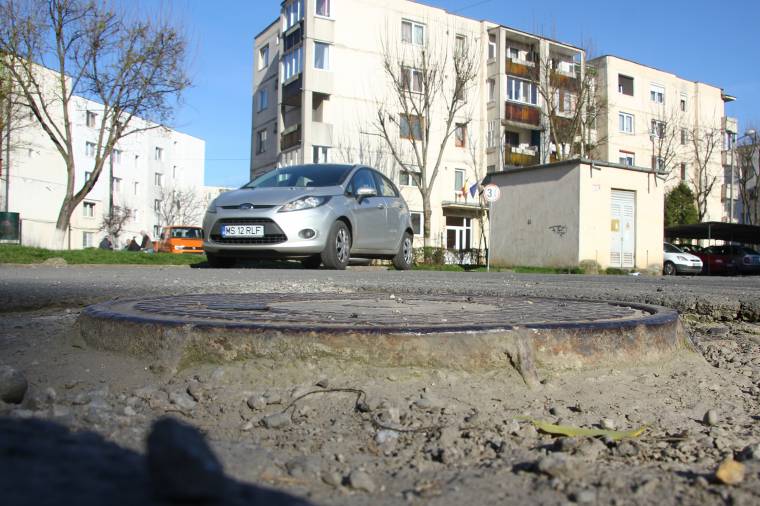 Veszélyesek az út szintjénél magasabban levő aknatetők