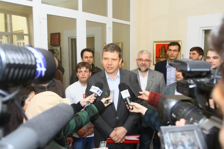 Hatezer aláírással indul Soós