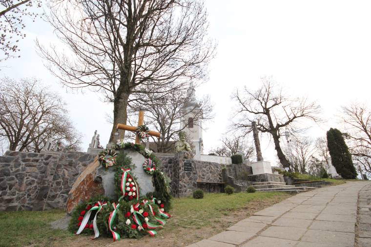 Hőseink emlékére áll a szikla