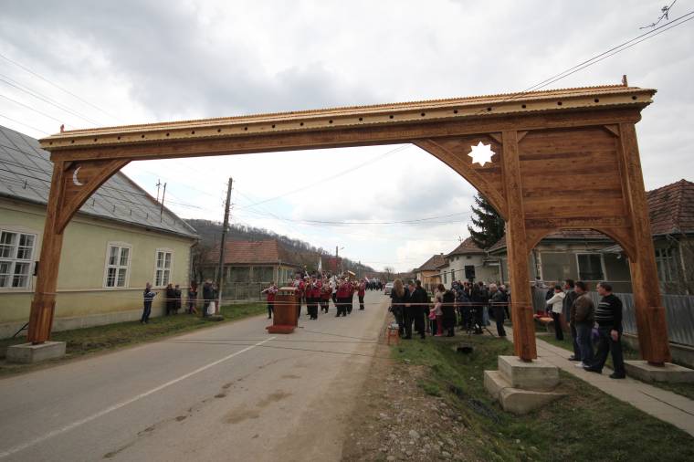Ez ám a székely kapu!
