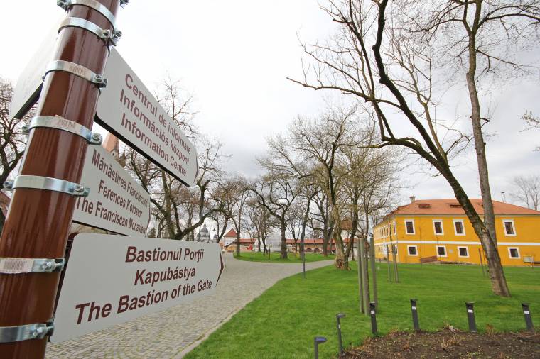 Igénytelenségről tanúskodó táblák