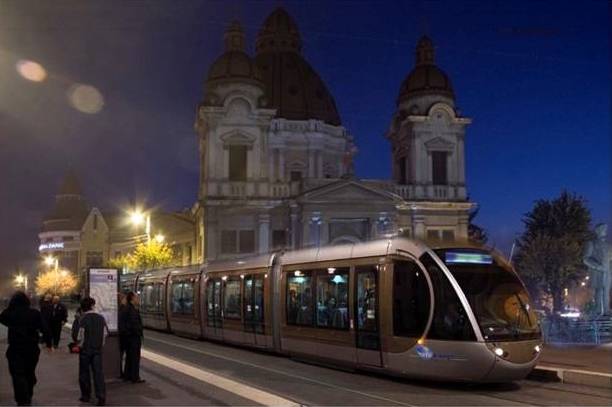 Ultramodern városi vonatok a közlekedési tanulmányban