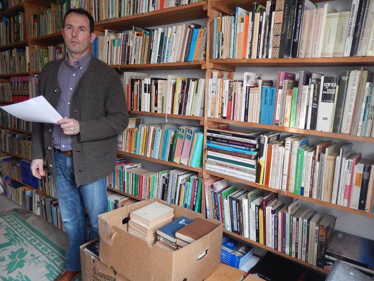 Adományokból bővül a nyárádgálfalvi könyvtár