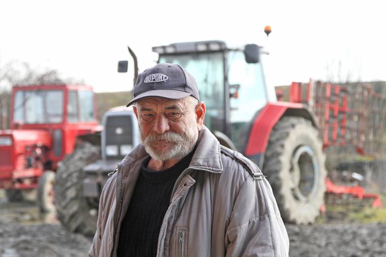 A madáreledelt, vetőmagot termesztő több lábon élő gazda