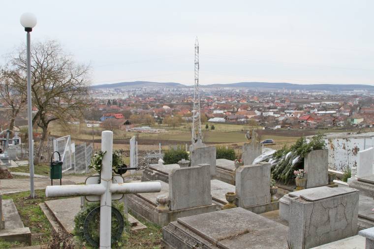 Vannak még sírhelyek, de bővítik a temetőt