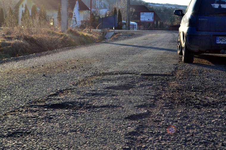 Kispórolták a szurkot és a kötőanyagot az aszfaltból