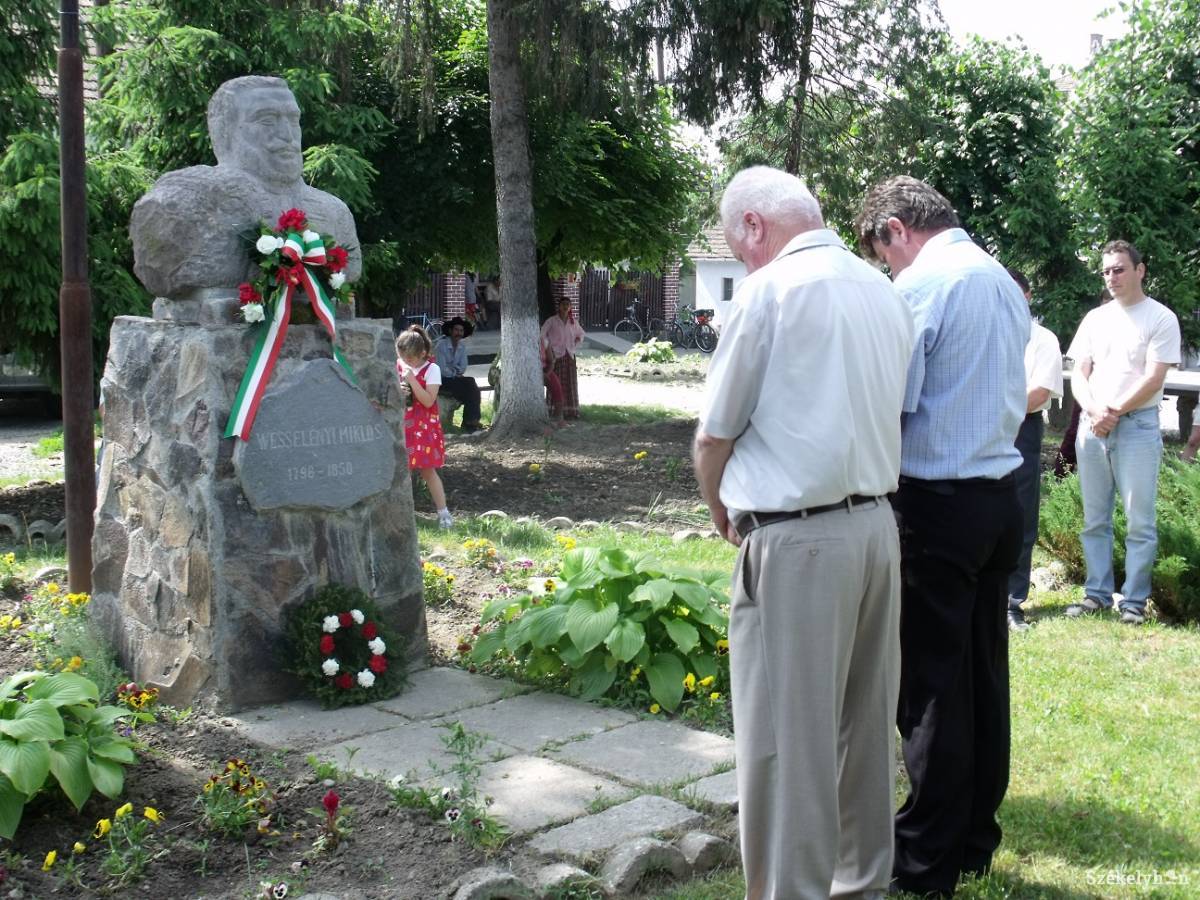 Wesselényi Miklós szobra Makfalva parkjában, az itt lobogó székely zászlót távolíttatnák el(Archív felvétel)