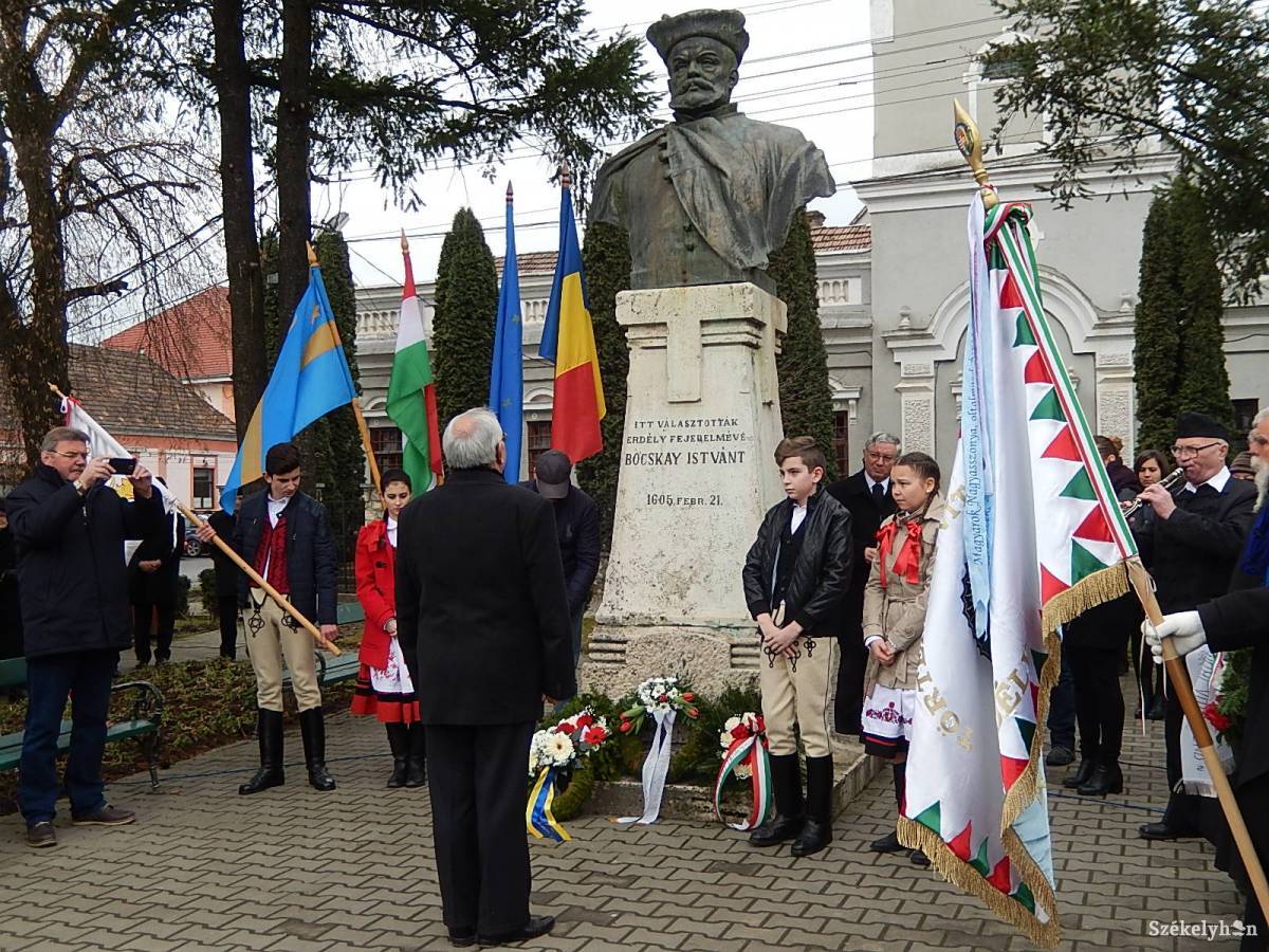 Koszorúzni fognak Bocskai István szobránál. Archív •  Fotó: Gligor Róbert László