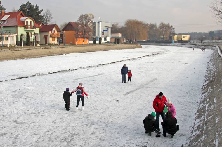 Nagy élet zajlik a befagyott Maroson