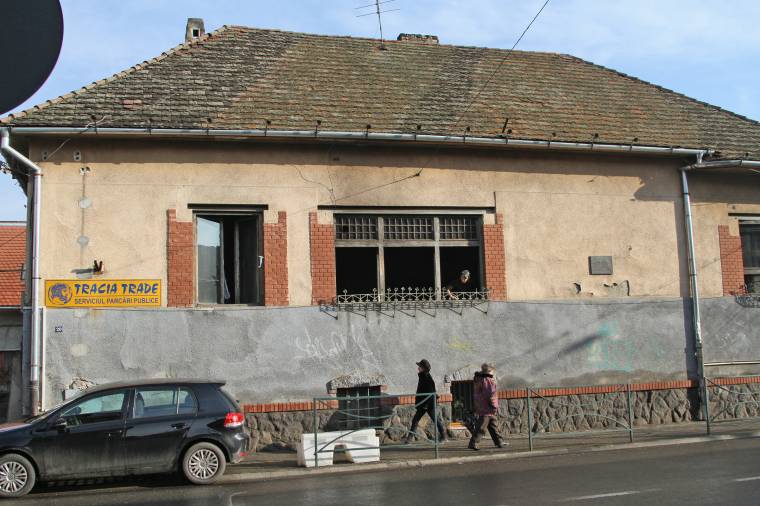 A szomszédba mentek a tűzoltók