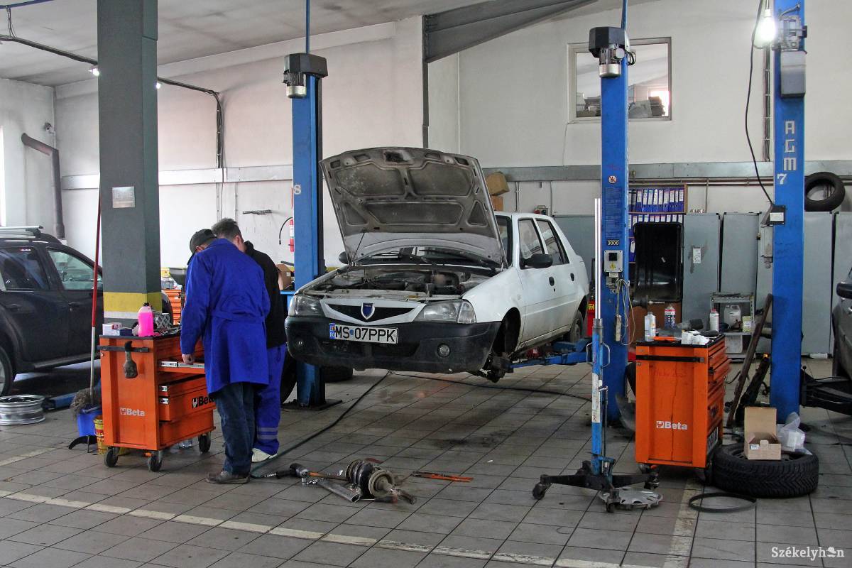Autószerelő műhelyben. Gyakorlatot lehet szerezni •  Fotó: Haáz Vince