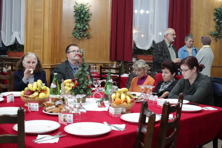Ahol mindenki egyenlő volt: adventi vacsorát tartott a Telefonos Szeretetszolgálat