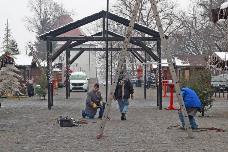 Megnyílt az ünnepi vásár, elindult a Mikulásbusz