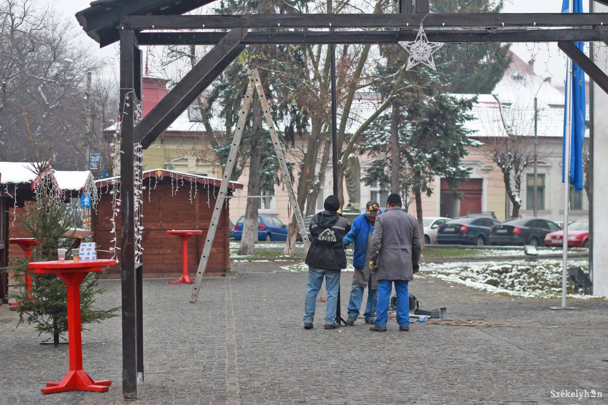Készül a kézműves vásár a Vár előtti sétányon •  Fotó: Haáz Vince