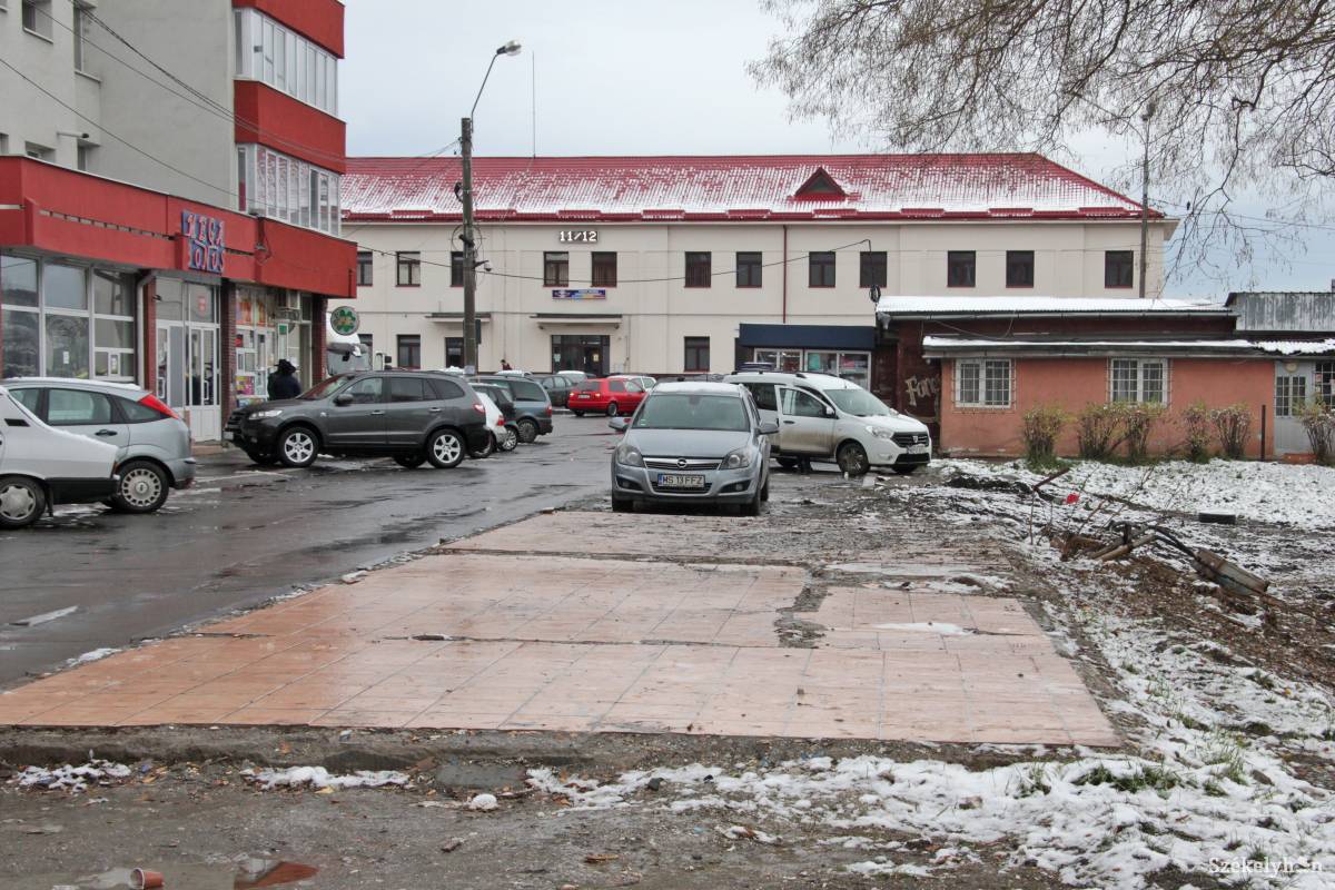 Ottmaradt padlócsempék, gázvezetékek és rengeteg törmelék jelzi, hogy itt valamikor ideiglenes épületek álltak •  Fotó: Haáz Vince
