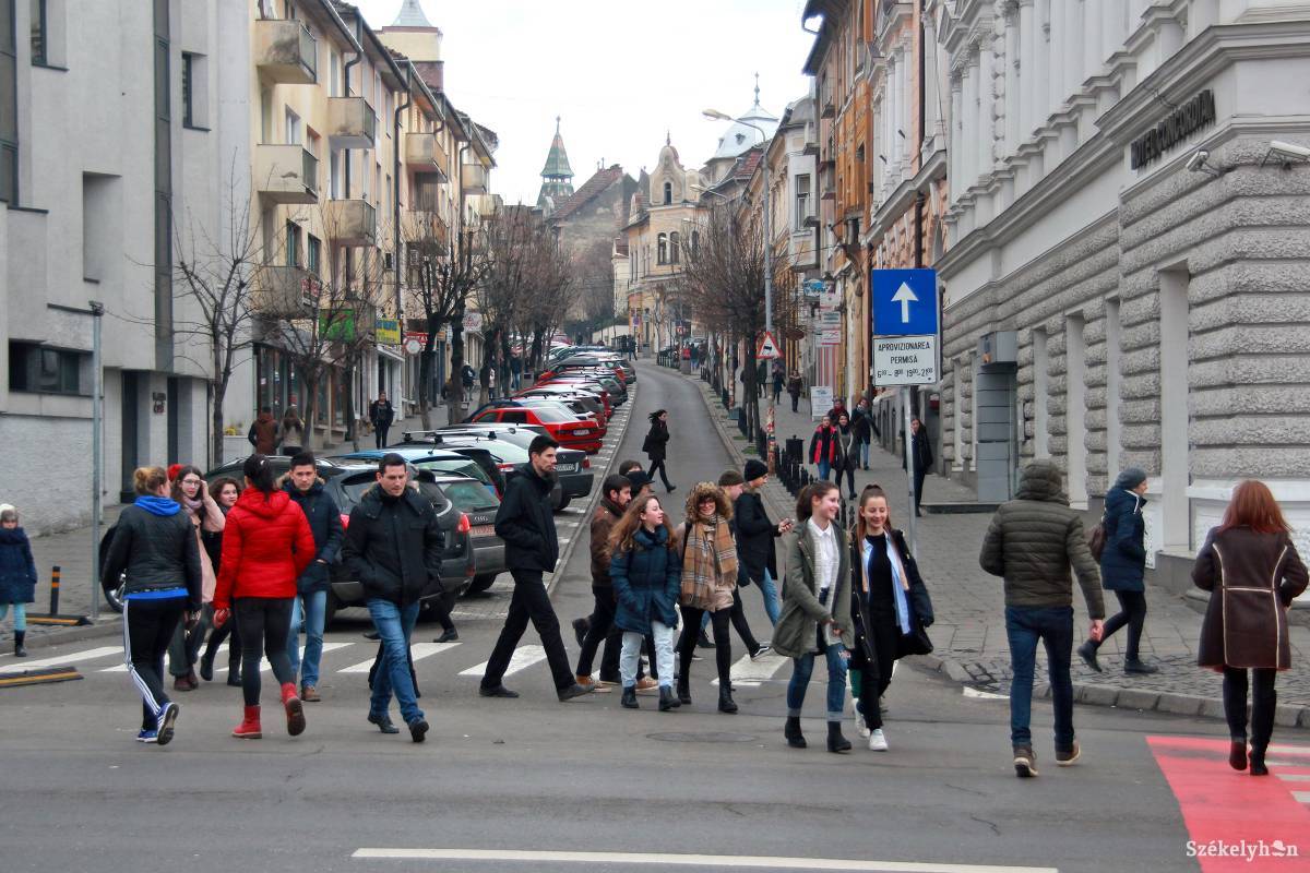 Jó lenne a Bolyai utcát csak a gyalogosoknak fenntartani •  Fotó: Haáz Vince