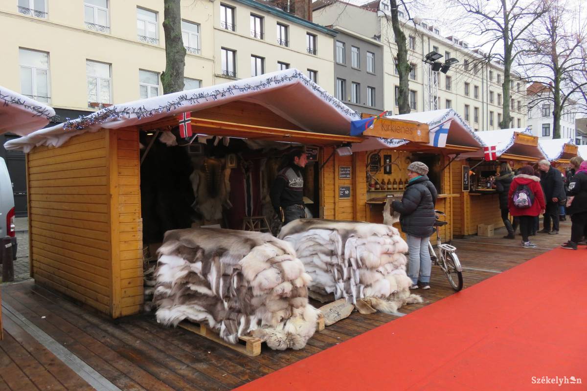 Rénszarvasbőrök a brüsszeli karácsonyi vásárban/Karácsonyi vásár Brüsszelben lacionyhákkal, forralt borral •  Fotó: Antal Erika