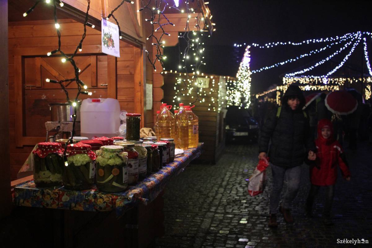 Házias jellegű termékek kaphatók a vásárhelyi várfal mellett megszervezett karácsonyi vásárban •  Fotó: Haáz Vince