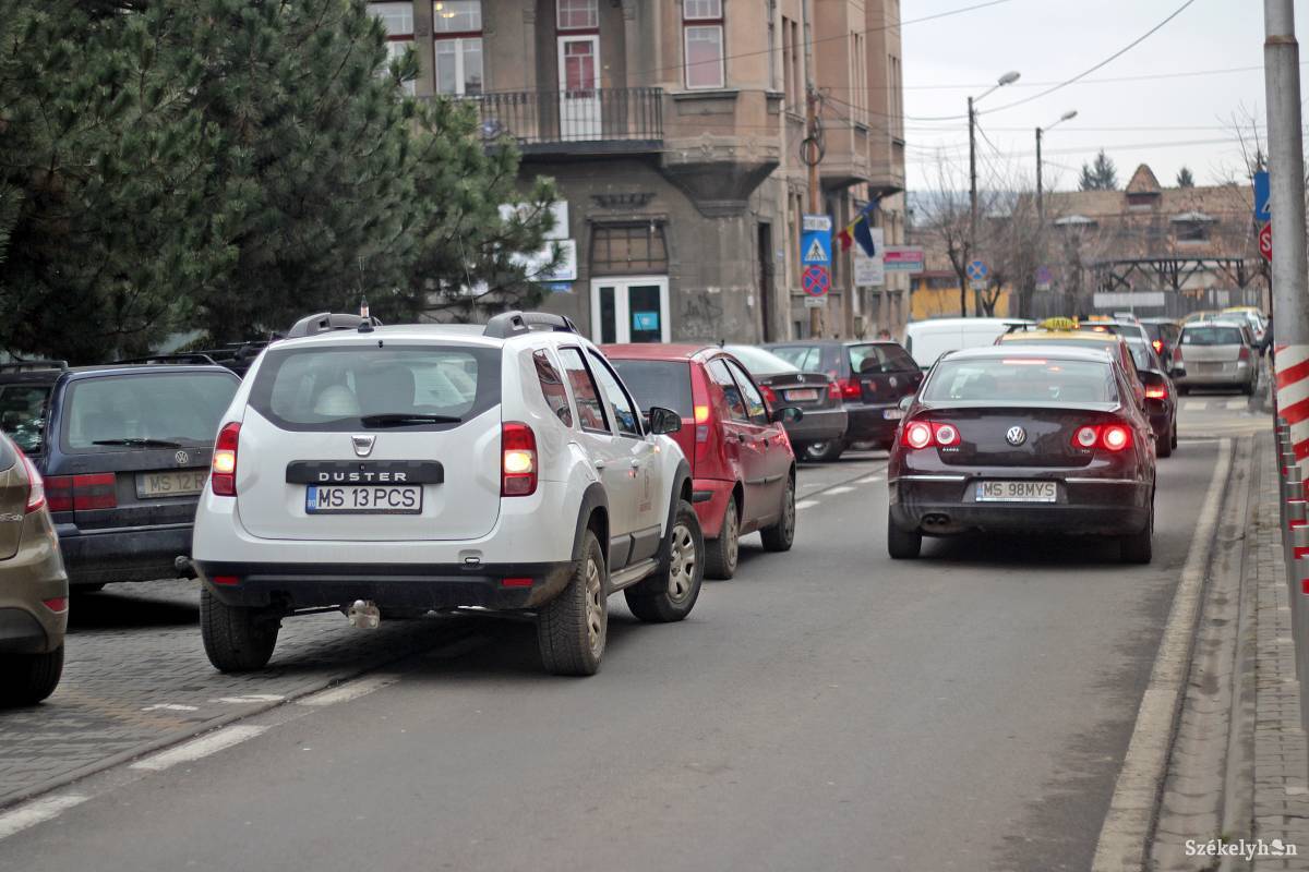 A főtér környékén nehéz parkolóhelyet találni, ezért sokszor a forgalom is lelassul •  Fotó: Haáz Vince