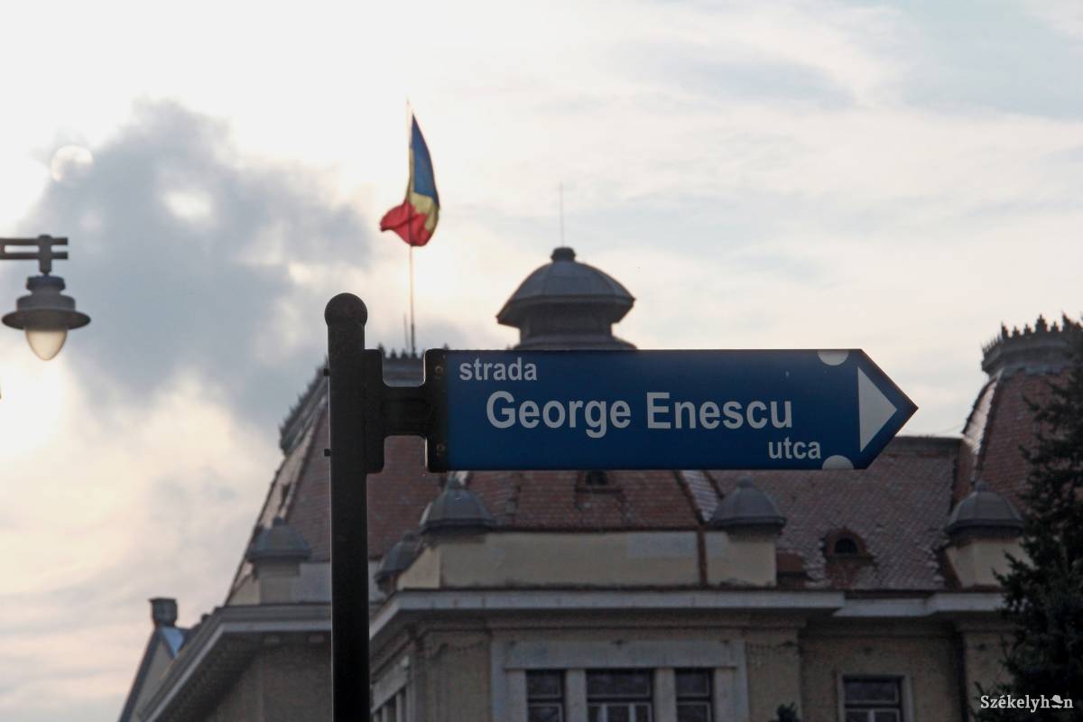 Ez még megengedett, igaz csak irányjelző, nem utcanévtábla •  Fotó: Haáz Vince