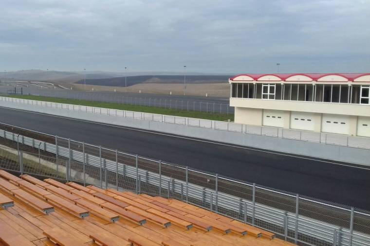 Tucatnyi esztendő, pereskedés és idegeskedés után elkészült a versenypálya