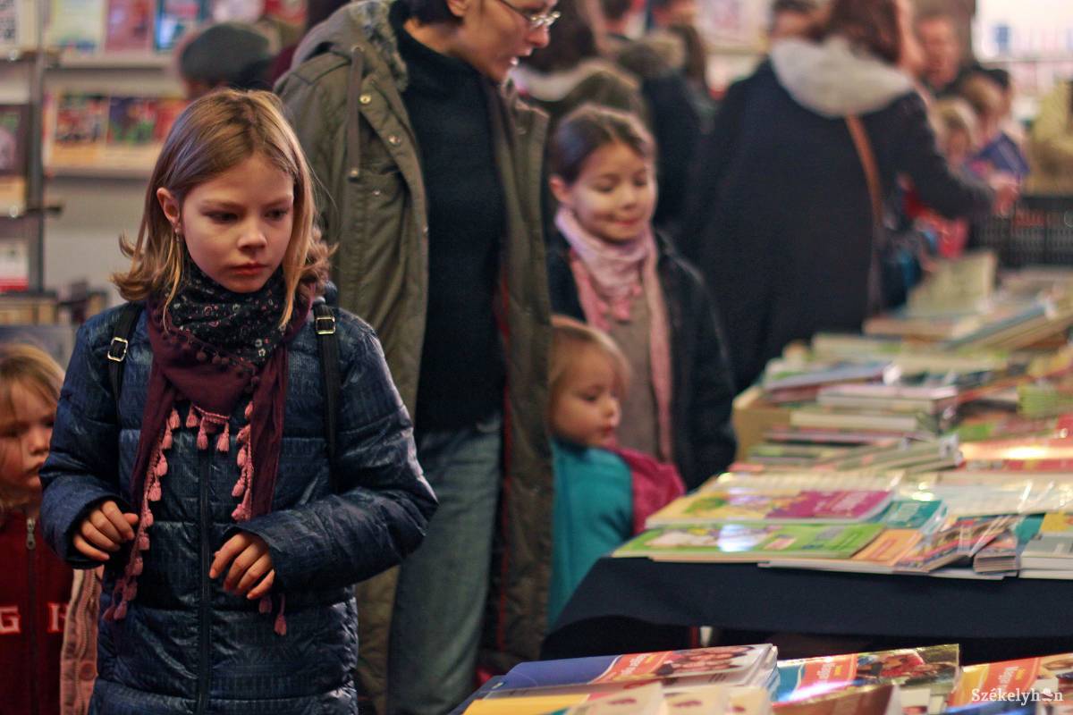 A Marosvásárhelyi Nemzetközi Könyvvásár színes programokkal és gazdak könyvválasztékkal várja az érdeklődőket •  Fotó: Haáz Vince
