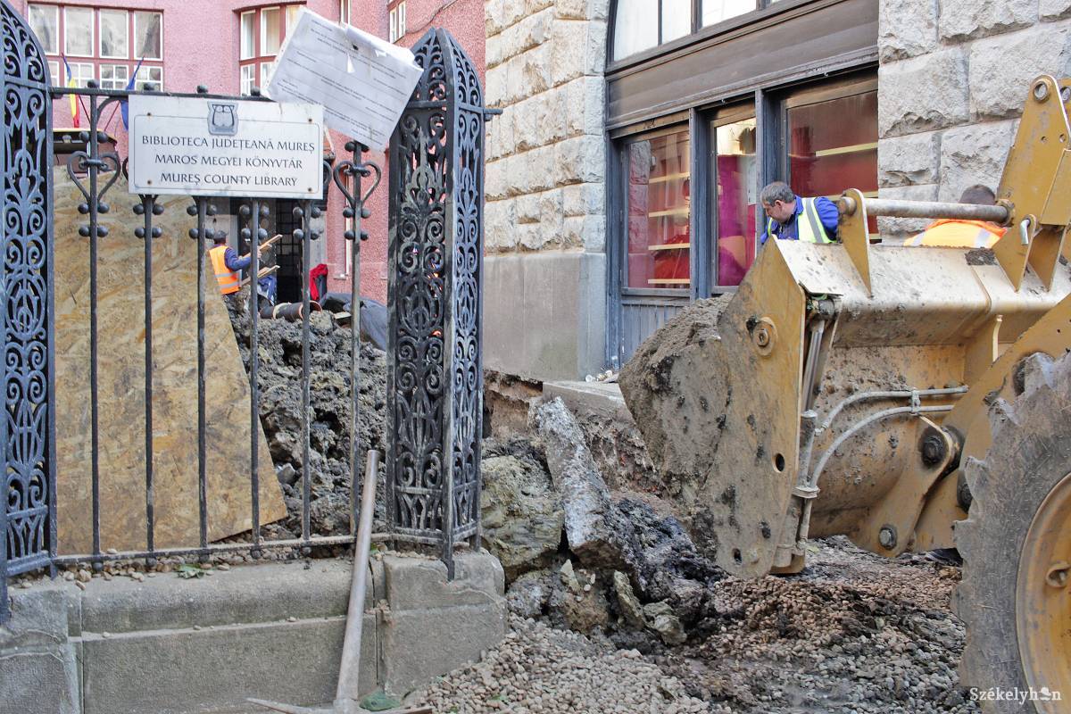 Egyelőre e talavíznek az épületbe való beszivárgását akadályozzák meg a jelenlegi munkálatokkal •  Fotó: Haáz Vince