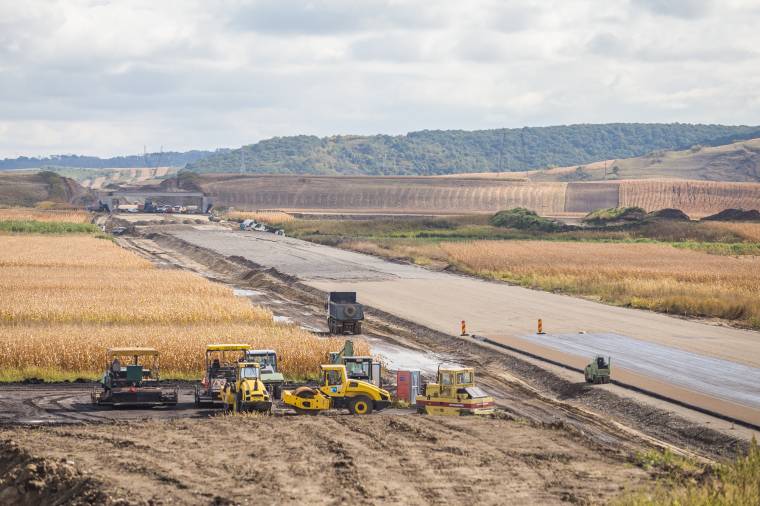 Szállításügyi miniszter: jövőben több mint 150 kilométer autópálya készül el