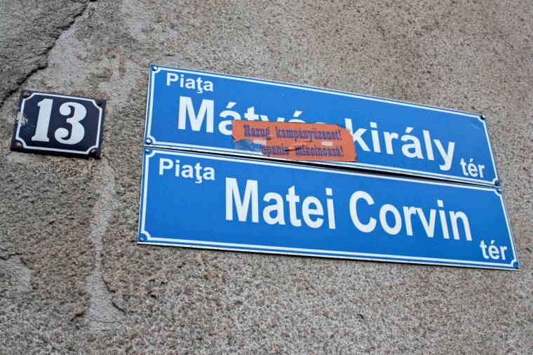 Kétnyelvű utcanévtáblák terítéken