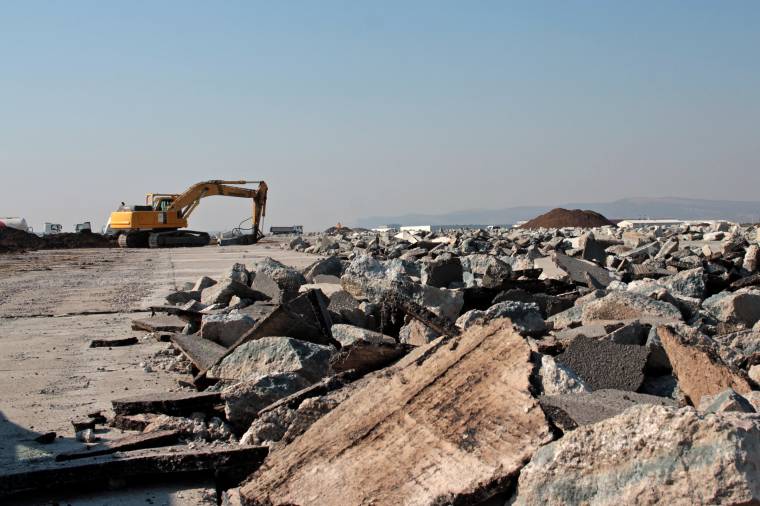 „Nem várt akadályok” miatt csak találgatni lehet, mikor fejezik be a reptérfelújítást