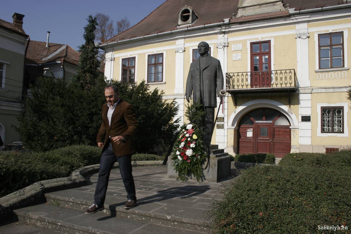 Tisztelete jelét fejezi ki minden évben Dorin Florea Bernády György szobránál •  Fotó: Gálna Zoltán