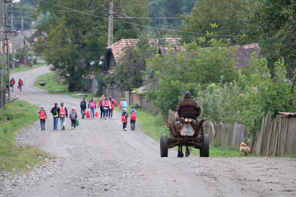 Az új táskáikkal mennek haza az illyésmezői gyerekek •  Fotó: erdelyimagyarok.com