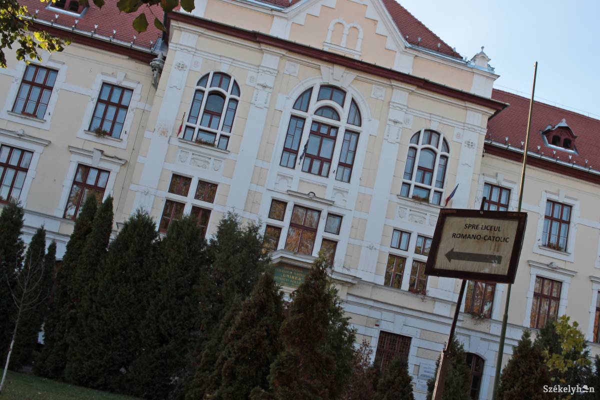 A katolikus iskolába az Unireán keresztül. Göröngyös az út. Archív •  Fotó: Haáz Vince