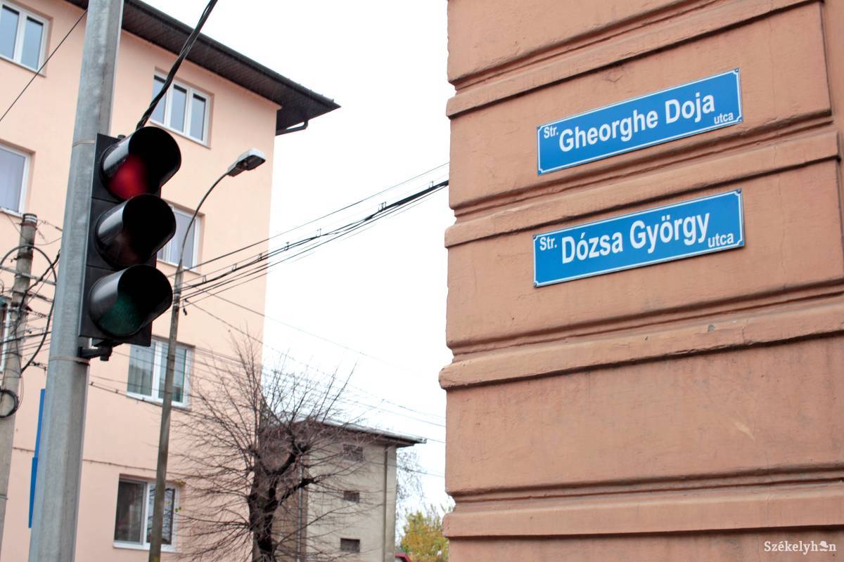 Az RMDSZ sem vonja vissza a kétnyelvű utcanévtáblákra vonatkozó határozatát. Archív •  Fotó: Haáz Vince