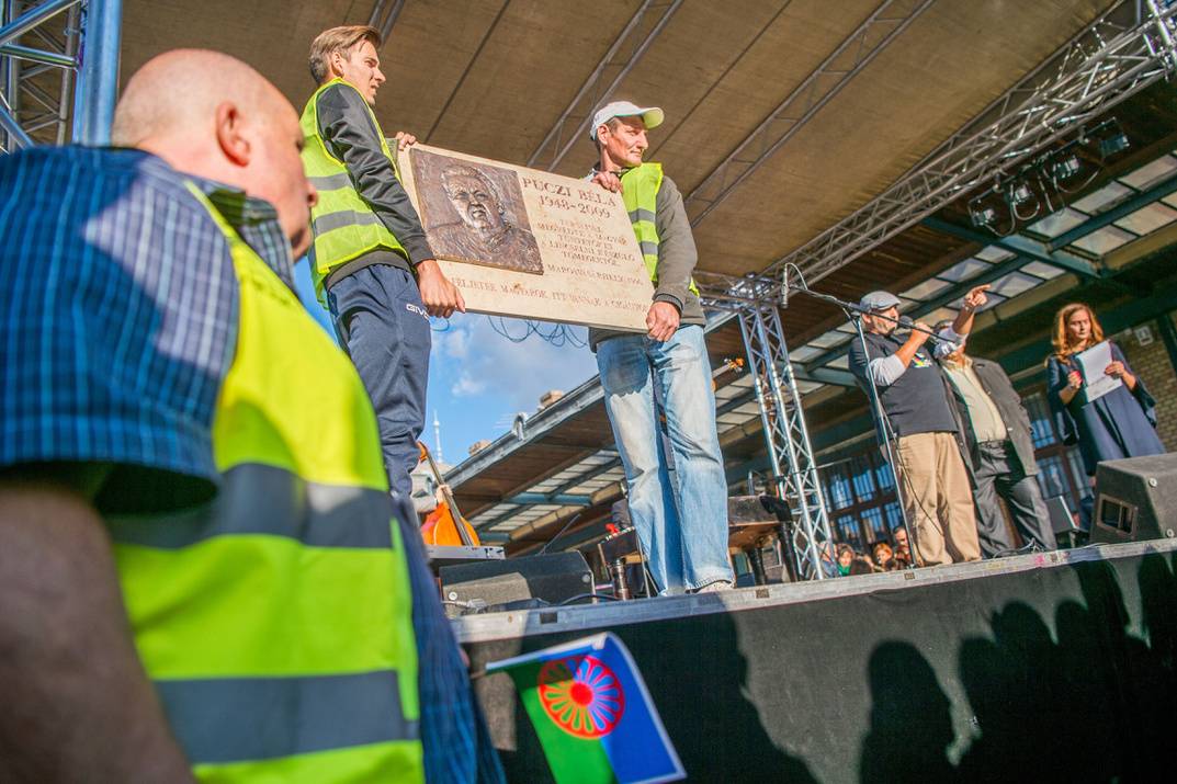Kézben maradt az emléktábla a Nyugatiban •  Fotó: MTI