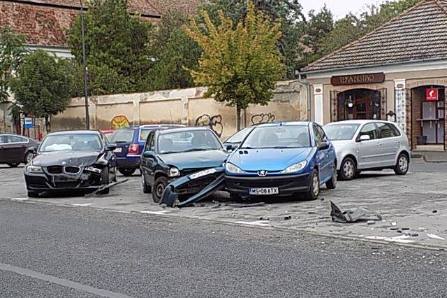 Egyszerre két parkoló autót rongált meg