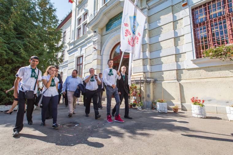 A katolikus iskola tanévnyitóján nem a felhőtlen öröm tükröződött a szülők arcán
