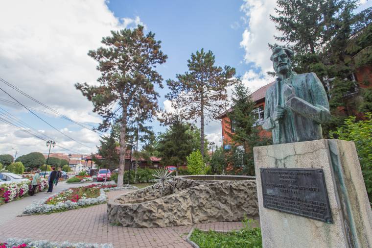 Elkészült a Petőfi-szobor, „társat” kap a magyargyilkos forradalmár Marosszentgyörgyön