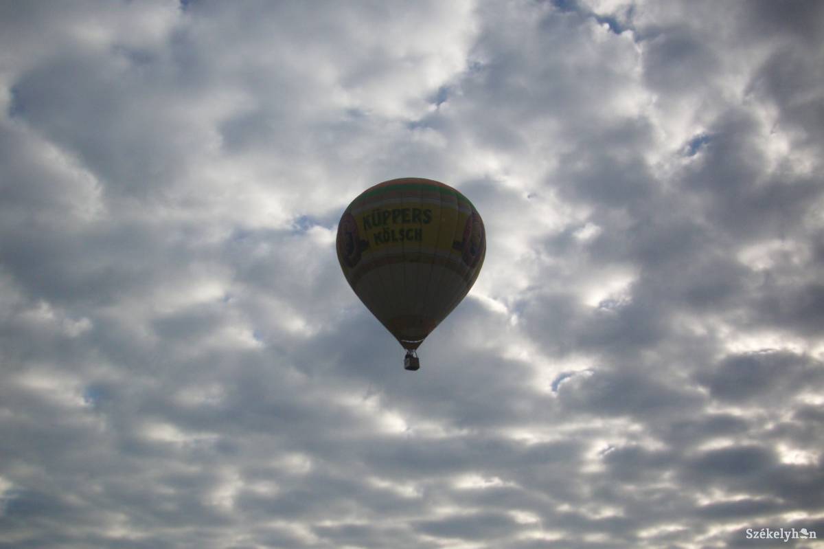Az elmúlt tizenkét év legkedvezőtlenebb időjárása a hőlégballon-fesztiválon •  Fotó: Bakó Zoltán